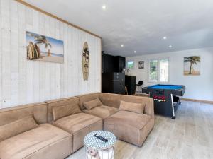 un soggiorno con un divano e un tavolo da biliardo di Holiday Home Villa du Sourdonnet by Interhome a Les Mathes