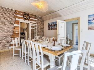 una sala da pranzo con tavolo e sedie di Holiday Home Villa du Sourdonnet by Interhome a Les Mathes