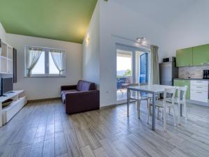 Köök või kööginurk majutusasutuses Apartment Wabi Sabi Resort 1-3 by Interhome