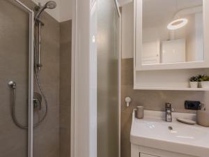 トッリ・デル・ベーナコにあるApartment La casa di Silvia by Interhomeのシャワー、洗面台、鏡を備えたバスルーム