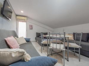 een woonkamer met een bank en een stapelbed bij Apartment Sofija-2 by Interhome in Karlobag