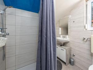 een badkamer met een douchegordijn en een wastafel bij Apartment Sofija-2 by Interhome in Karlobag +11 foto's