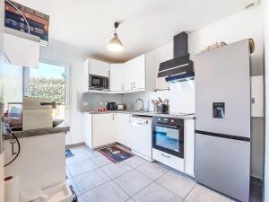 Dapur atau dapur kecil di Holiday Home Les Bleuets by Interhome