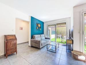 Ruang duduk di Holiday Home Les Bleuets by Interhome