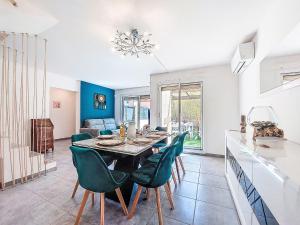 Ruang duduk di Holiday Home Les Bleuets by Interhome