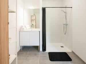 Un baño de Holiday Home Laval by Interhome