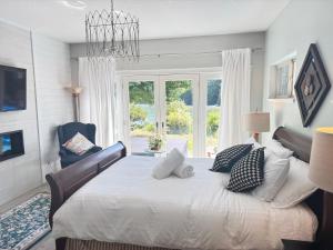Gallery image of luxury ocean dock pool villa in Ladysmith +22 photos