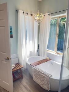 Gallery image of luxury ocean dock pool villa in Ladysmith