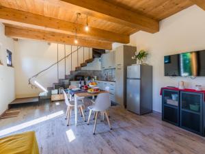 Η κουζίνα ή μικρή κουζίνα στο Holiday Home Il Fienile di Leo by Interhome +37 φωτογραφίες