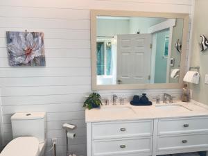Gallery image of luxury ocean dock pool villa in Ladysmith