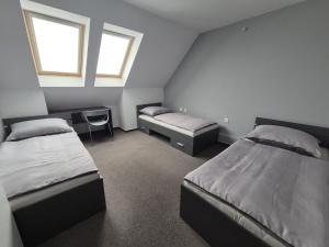 Кровать или кровати в номере Ubytovňa Stanica Prievidza