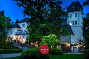 duży biały dom z znakiem przed nim w obiekcie Pałac Ciekocinko Hotel Resort & Wellness w mieście Ciekocinko