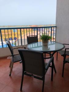 Una mesa y sillas en un balcón con vista. en Porto Marine Chalet - Sea View, en El Alamein