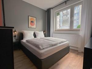 马尔CASE Living Marl的带窗户的卧室里的一张床