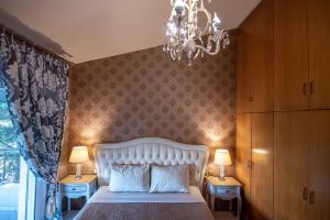 Giường trong phòng chung tại Dana's Luxury Maisonette