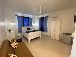 a living room with a bed and a couch at Hotel Down Town Cabrera in Cabrera +25 photos