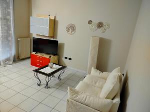 アルバにあるAlba Blu Apartmentのソファとテーブルのあるリビングルーム