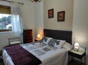a bedroom with a large bed and a window at Apartamento en Biescas Maribel in Biescas