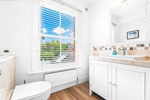 Koupelna v ubytování Bakersfield Retreat + 14 fotografií