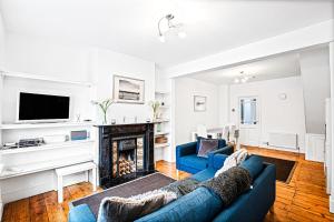 TV a/nebo společenská místnost v ubytování Bakersfield Retreat