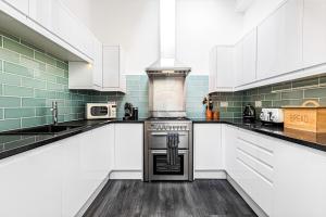 Kuchyň nebo kuchyňský kout v ubytování Bakersfield Retreat