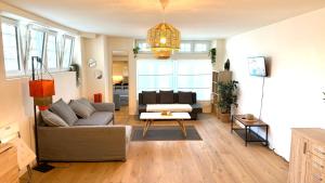 un salon avec un canapé et une table dans l'établissement Casa Leo, à Yverdon-les-Bains