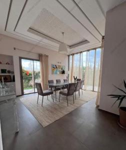 Un comedor con mesa y sillas en Villa Rose du désert, en Essaouira