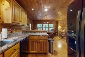 Η κουζίνα ή μικρή κουζίνα στο Cedar Ridge Lodge