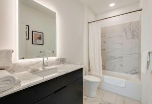 Ένα μπάνιο στο Stylish Riverfront Condo Eve 305 - Free Parking +19 φωτογραφίες