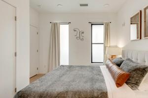 Ένα ή περισσότερα κρεβάτια σε δωμάτιο στο Stylish Riverfront Condo Eve 305 - Free Parking