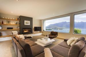 un salon avec un canapé et une cheminée dans l'établissement Fifteen by Amazing Accom, à Queenstown