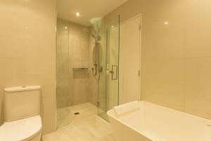 une salle de bain blanche avec douche et toilettes dans l'établissement Fifteen by Amazing Accom, à Queenstown 14 autres photos
