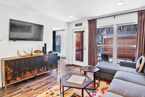 Televisyen dan/atau pusat hiburan di Top Floor Condo with Balcony - Steps To Lifts & Main Street condo