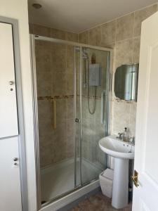ห้องน้ำของ Twyngaer, a spacious 3 bedroom bungalow sleeps 5 +13 ภาพ
