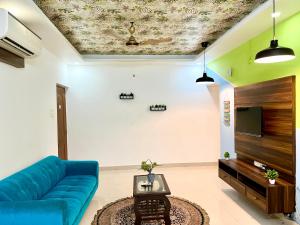 Setusvæði á 2bhk Sparkling Apartment with POOL