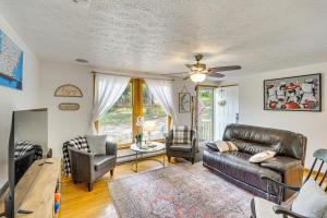 Un lugar para sentarse en 5 Mi to Harpers Ferry NHP Quiet Home with Deck