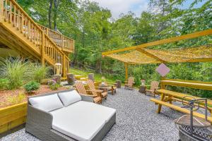 Un jardín fuera de 5 Mi to Harpers Ferry NHP Quiet Home with Deck