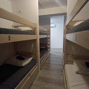 Posteľ alebo postele v izbe v ubytovaní Backpackers Home