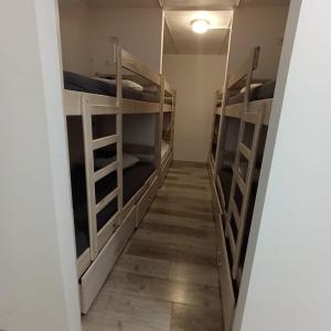 Poschodová posteľ alebo postele v izbe v ubytovaní Backpackers Home