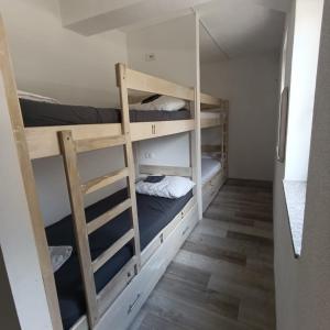 Posteľ alebo postele v izbe v ubytovaní Backpackers Home