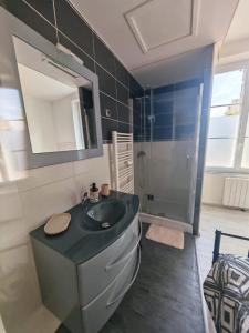 Ένα μπάνιο στο T2 COMPLET BLOIS Centre 38 M2-Parking et linge inclus