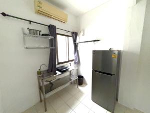 Η κουζίνα ή μικρή κουζίνα στο Patong Canal Villa R108