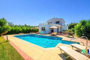 Πισίνα στο ή κοντά στο Villa Evilia by Villa Plus