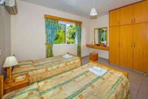 Ένα ή περισσότερα κρεβάτια σε δωμάτιο στο Villa Evilia by Villa Plus