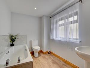 a bathroom with a tub and a toilet and a sink at 2 Bed in South Molton 88993 in Bishops Nympton +6 photos