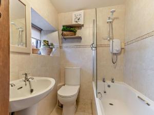 ハーティントンにある2 Bed in Hartington 62803のトイレ、洗面台、浴槽を備えたバスルーム +21枚の写真