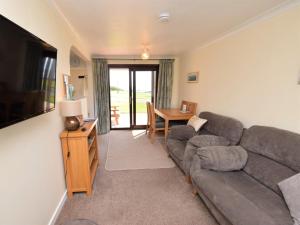 Televisyen dan/atau pusat hiburan di 2 Bed in Isle of Whithorn 77880