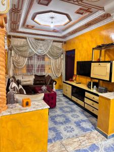 a living room with a couch and a television at Chalet, para disfrutar de un amanecer, paz y tranquilidad en familia 