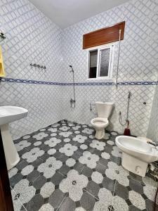 a bathroom with two toilets and a sink and a window at Chalet, para disfrutar de un amanecer, paz y tranquilidad en familia 
