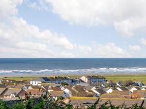 eine Stadt mit Häusern und dem Meer im Hintergrund in der Unterkunft 2 Bed in Westward Ho 35927 in Northam